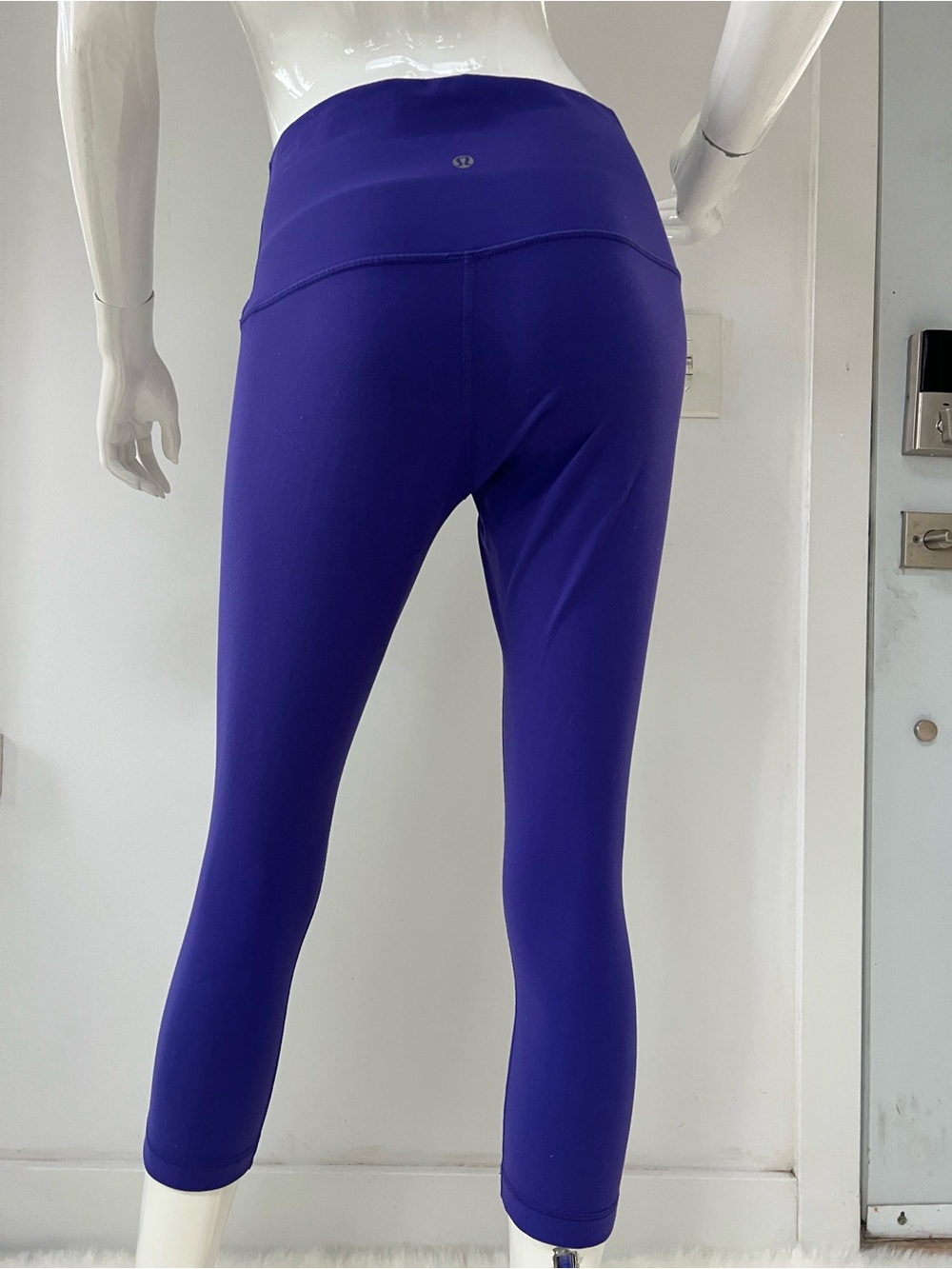 lululemon athletica Royal Purple Cropped Capris Leggings size 8 BikeCore Yoga
